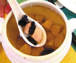 鲜百合海参炖瘦肉